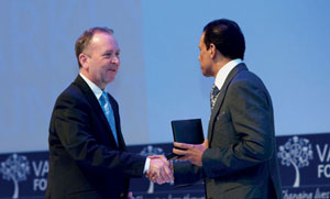 Dr Spencer accepting award from Sunny Varkey, Founder of the Varkey Foundation