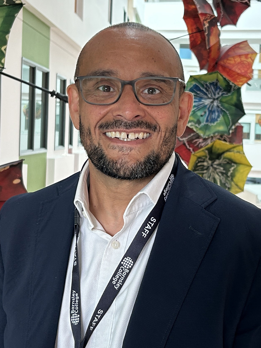 Headshot of Lee Kirton