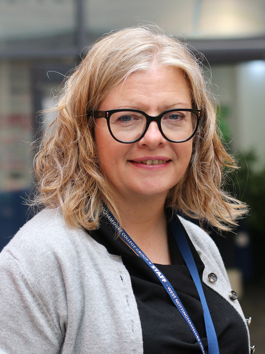 Headshot of Helen Smurthwaite