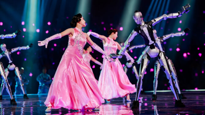 Dance performance between humans and robots
